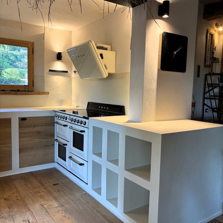 Béton ciré à Tourrettes-sur-Loup – Rénovation de cuisine et évier sur mesure - Béton ciré - Matières And Co