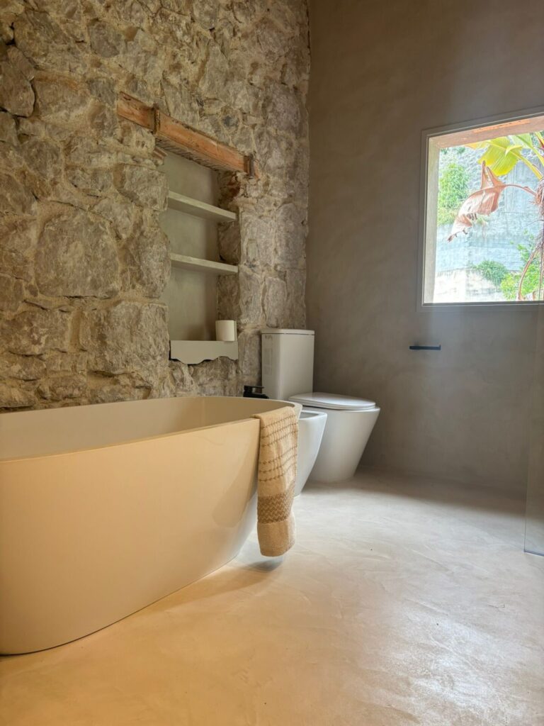 Résultat après rénovation salle de bain en béton ciré à Menton, vue sur la baignoire