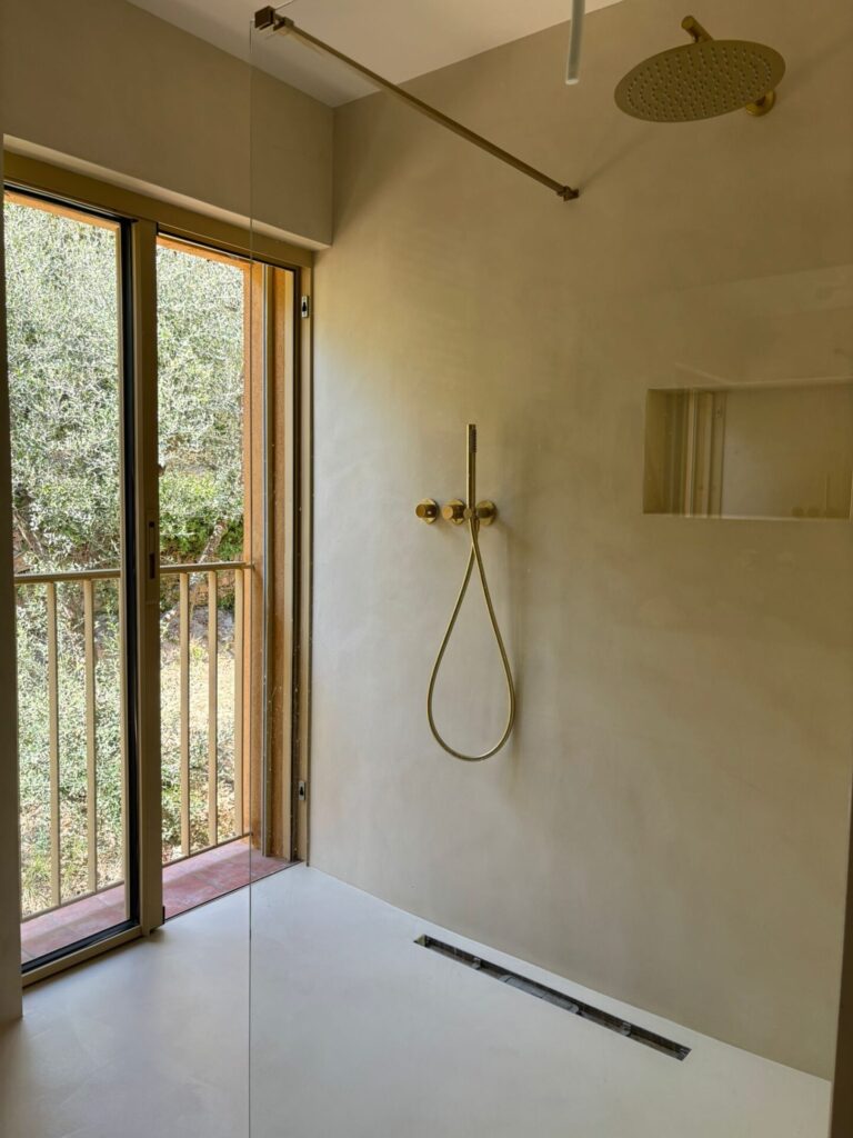 Salle de bain béton ciré teinte crème Tourrettes ambiance épurée