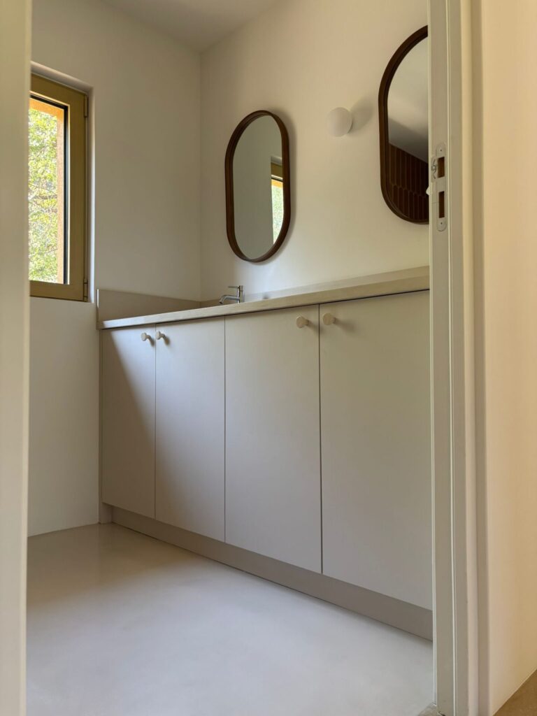 Détail texture béton ciré Golden Sand salle de bain Tourrettes