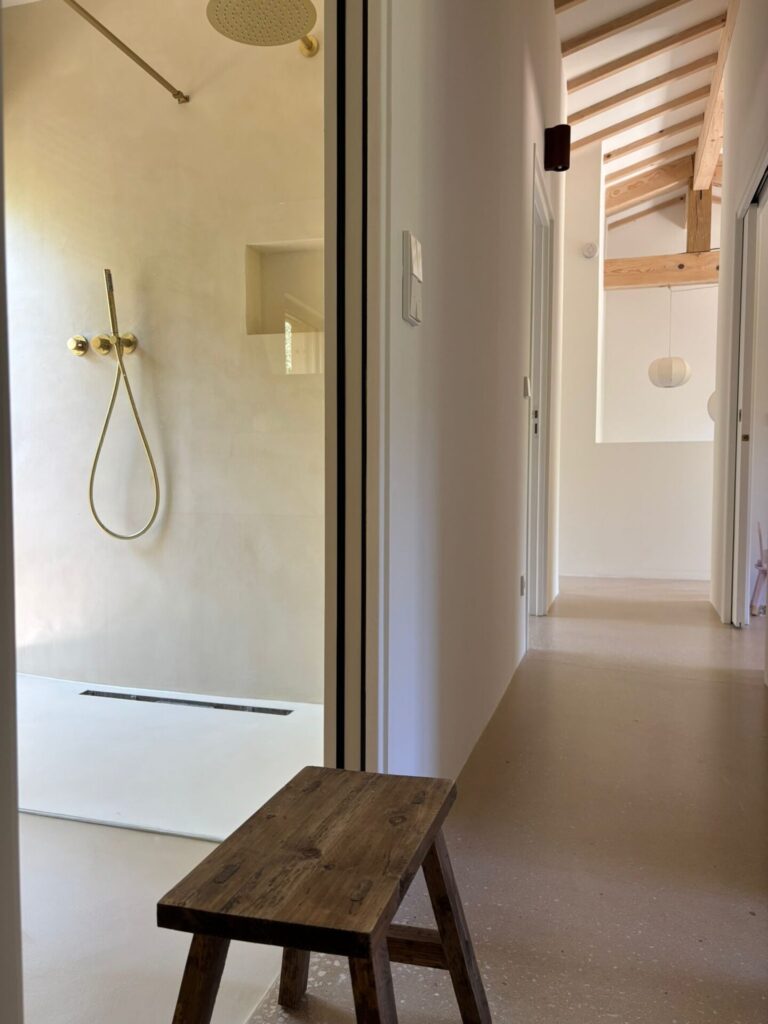 Salle de bain béton ciré teinte Golden Sand Tourrettes vue d'ensemble