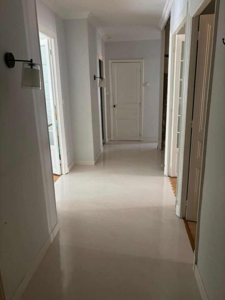 Béton ciré teinté sur mesure couloir Libération Nice vue d'ensemble