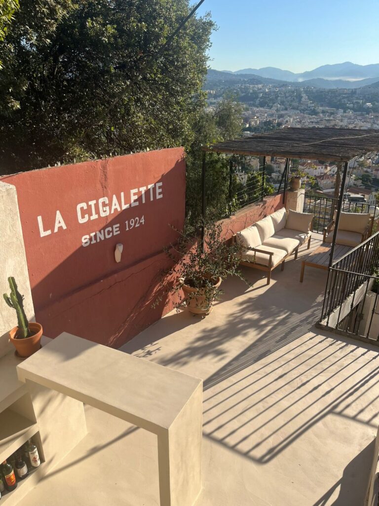 Terrasse béton ciré epoxy extérieur La Cigalette Nice vue panoramique
