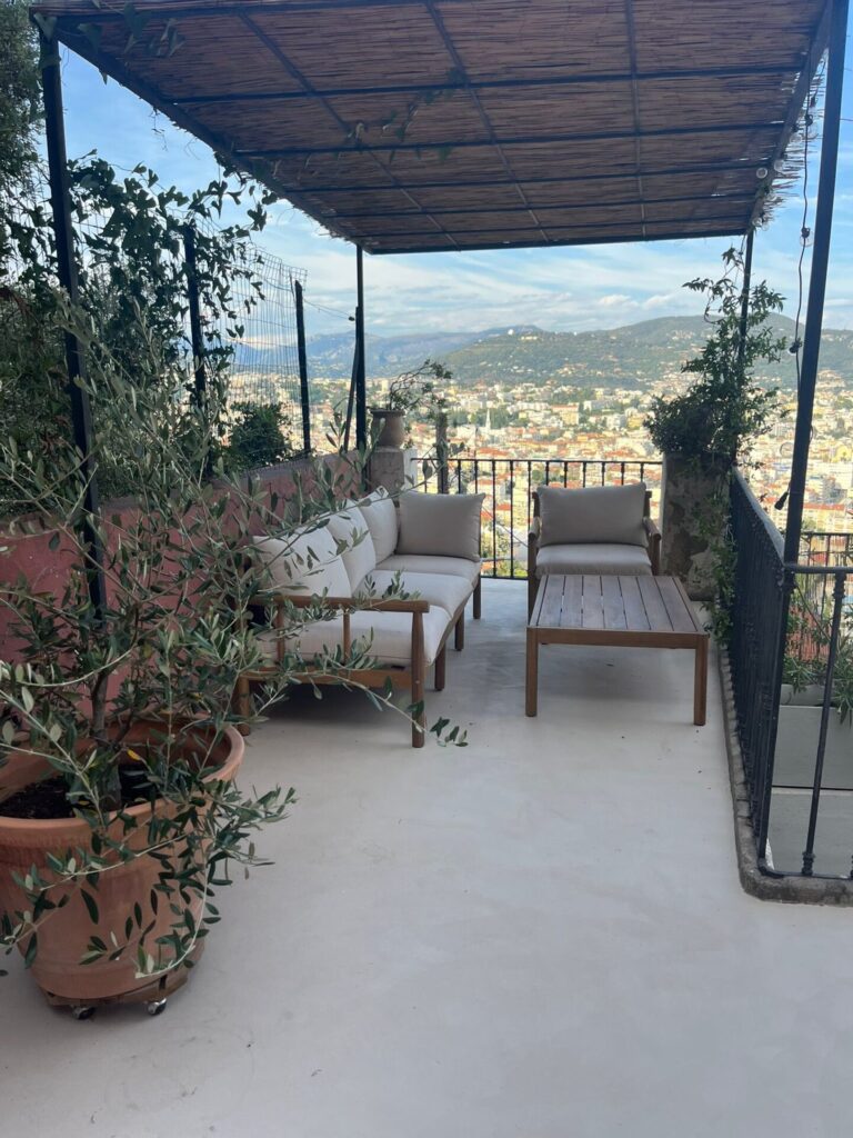 Détail surface béton ciré epoxy terrasse La Cigalette résistant intempéries