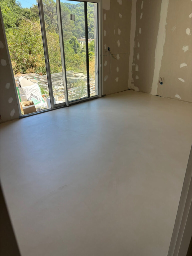 Sol en béton ciré – Villa 130 m² à Cantaron - béton ciré - Matières And Co