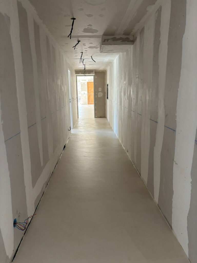 Sol en béton ciré – Villa 130 m² à Cantaron - béton ciré - Matières And Co