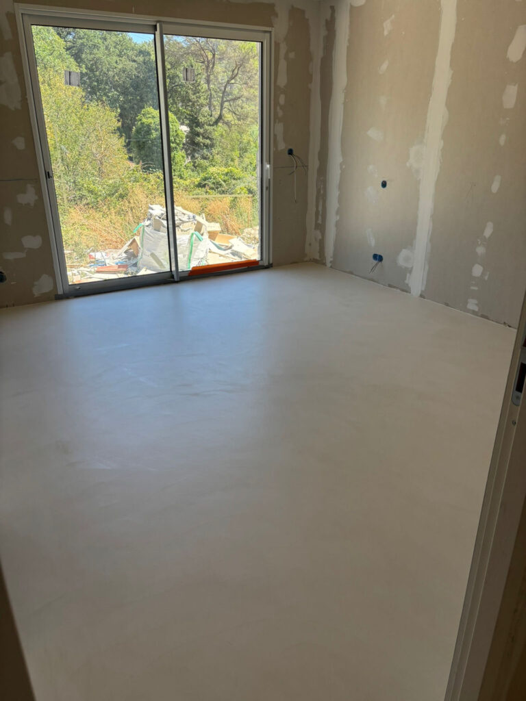 Sol en béton ciré – Villa 130 m² à Cantaron - béton ciré - Matières And Co