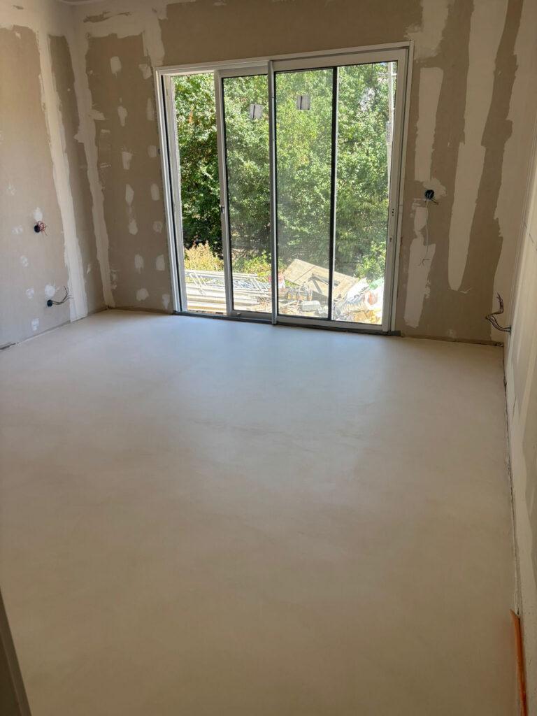 Sol en béton ciré – Villa 130 m² à Cantaron - béton ciré - Matières And Co
