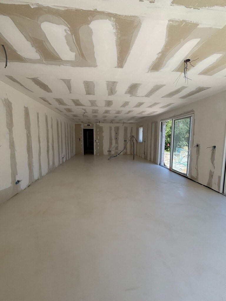 Sol en béton ciré – Villa 130 m² à Cantaron - béton ciré - Matières And Co