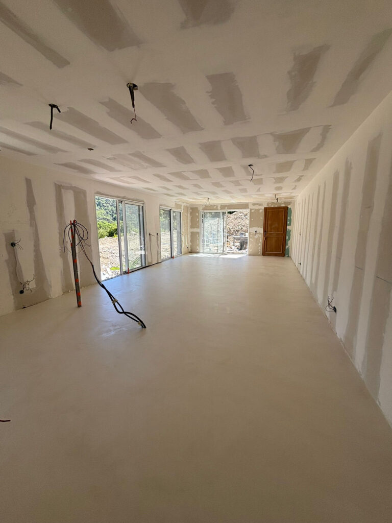 Sol en béton ciré – Villa 130 m² à Cantaron - béton ciré - Matières And Co