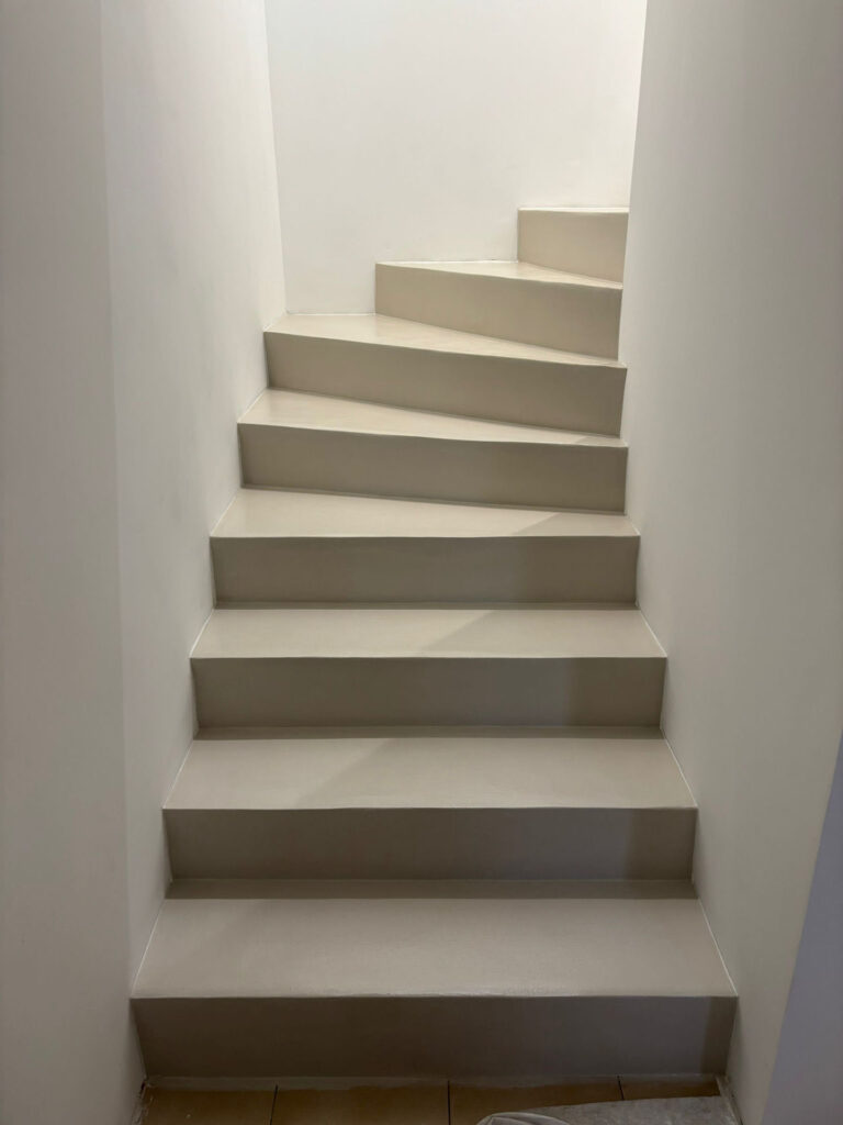 Escalier en béton ciré – La Colle-sur-Loup - béton ciré - Matières And Co