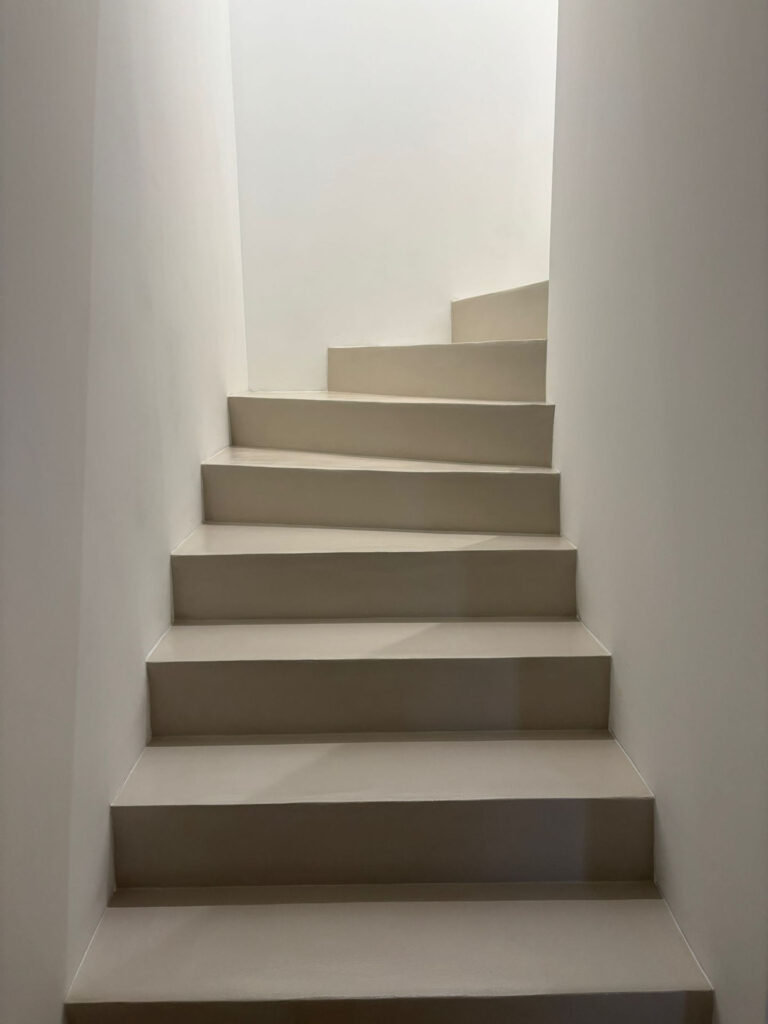 Escalier en béton ciré – La Colle-sur-Loup - béton ciré - Matières And Co