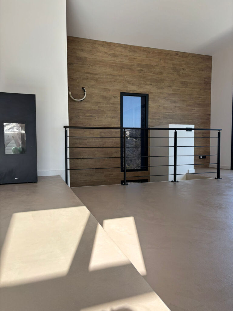 Béton ciré et finitions décoratives – Maison à La Gaude - béton ciré - Matières And Co