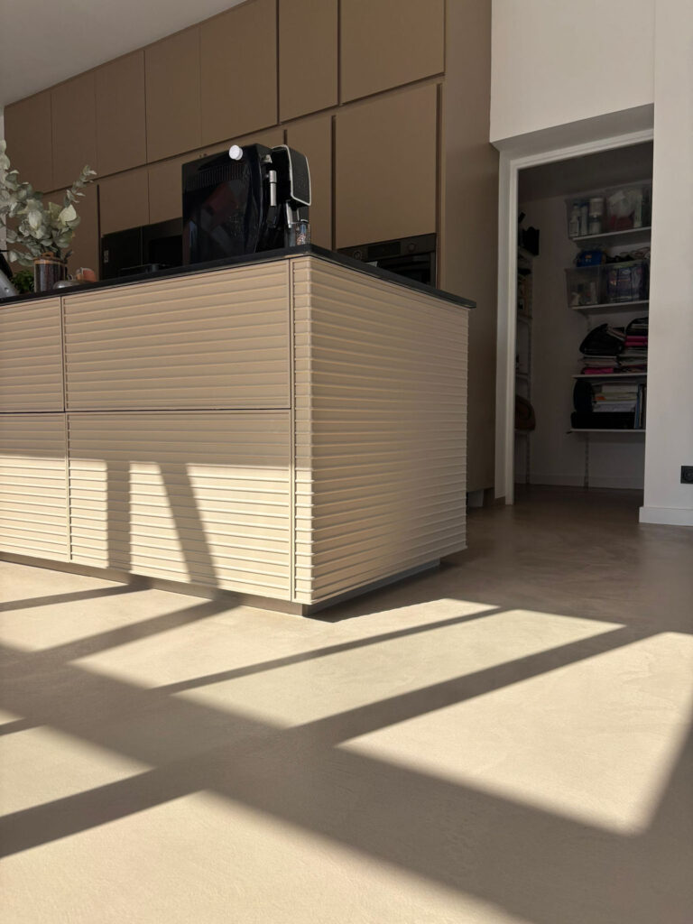 Béton ciré et finitions décoratives – Maison à La Gaude - béton ciré - Matières And Co