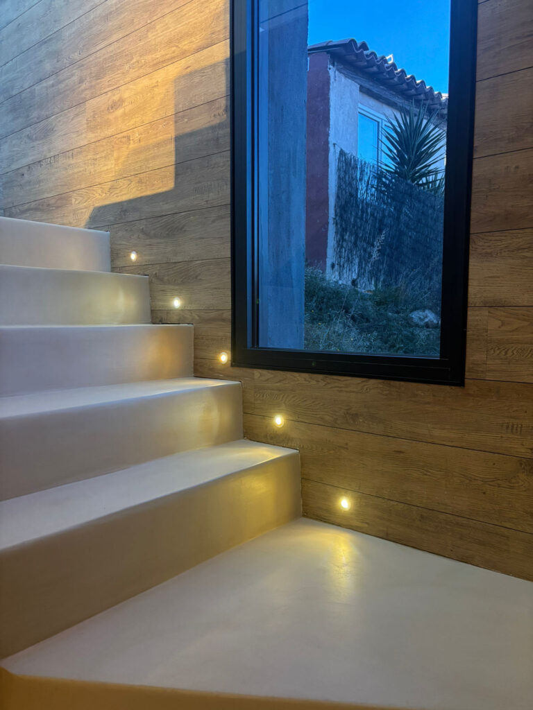 Béton ciré et finitions décoratives – Maison à La Gaude - béton ciré - Matières And Co