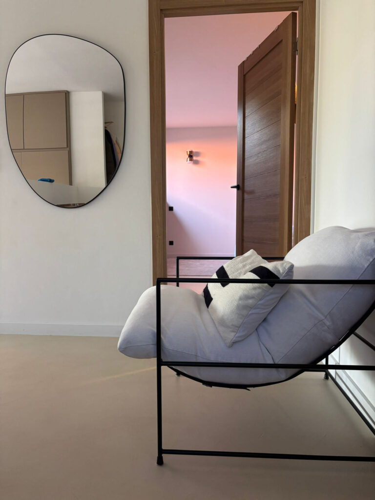 Béton ciré et finitions décoratives – Maison à La Gaude - béton ciré - Matières And Co