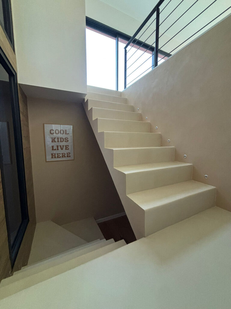 Béton ciré et finitions décoratives – Maison à La Gaude - béton ciré - Matières And Co