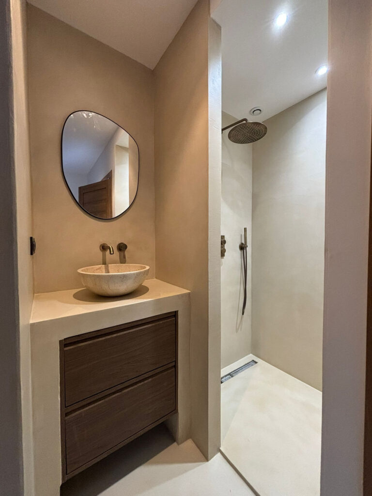 Béton ciré et finitions décoratives – Maison à La Gaude - béton ciré - Matières And Co