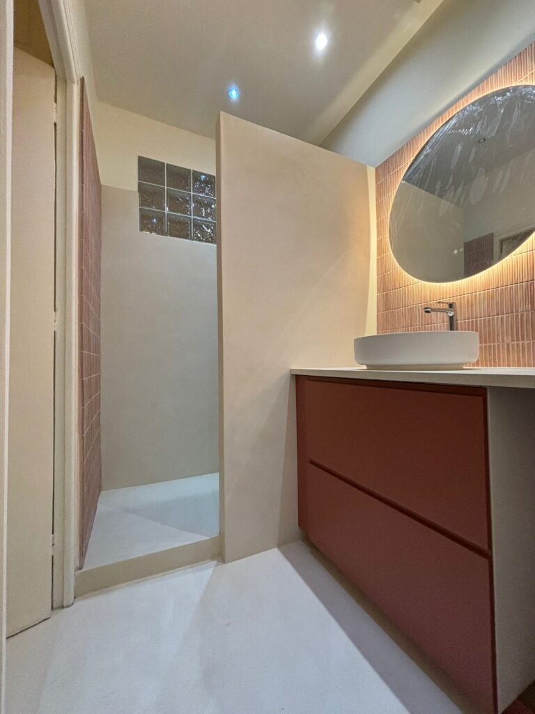 Rénovation salle de bain en béton ciré – Cimiez, Nice - béton ciré - Matières And Co