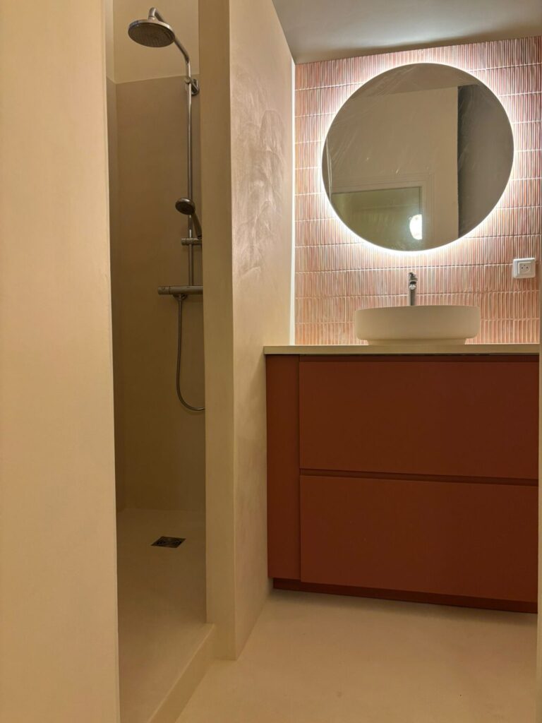 Rénovation salle de bain en béton ciré – Cimiez, Nice - béton ciré - Matières And Co