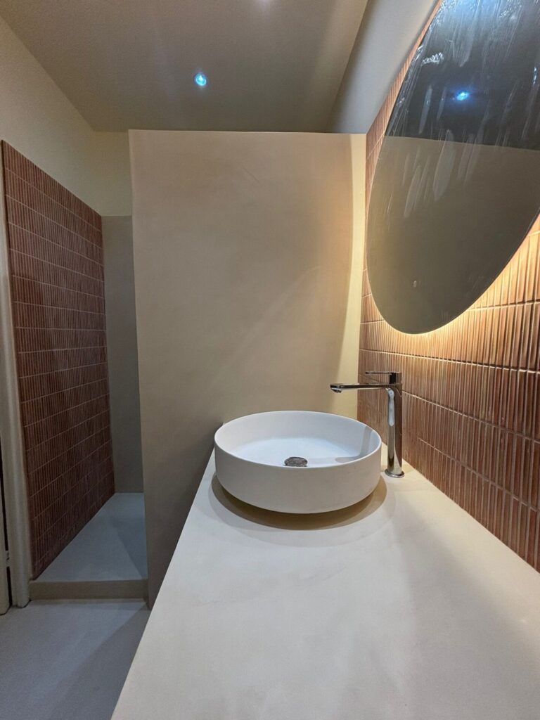 Rénovation salle de bain en béton ciré – Cimiez, Nice - béton ciré - Matières And Co